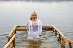 Как-то вот не умиляют меня подобные фотосессии от слова совсем, хотя человек я мягко говоря не религиозный. Ну вот почему все в открытых купальниках да ещё попы голые на фоне иордани фоткают? Ну не место это для голопопых фоточек. Есть понятие уместность. И есть определённый так сказать дресс-код для посещения определённых мест и совершения обрядов. Насколько я знаю, то церковь женщинам положено посещать с покрытой головой, мужчинам наоборот, а окунаться в купель женщины должны в сорочке.