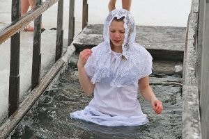 Как-то вот не умиляют меня подобные фотосессии от слова совсем, хотя человек я мягко говоря не религиозный. Ну вот почему все в открытых купальниках да ещё попы голые на фоне иордани фоткают? Ну не место это для голопопых фоточек. Есть понятие уместность. И есть определённый так сказать дресс-код для посещения определённых мест и совершения обрядов. Насколько я знаю, то церковь женщинам положено посещать с покрытой головой, мужчинам наоборот, а окунаться в купель женщины должны в сорочке.