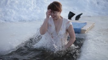 Как-то вот не умиляют меня подобные фотосессии от слова совсем, хотя человек я мягко говоря не религиозный. Ну вот почему все в открытых купальниках да ещё попы голые на фоне иордани фоткают? Ну не место это для голопопых фоточек. Есть понятие уместность. И есть определённый так сказать дресс-код для посещения определённых мест и совершения обрядов. Насколько я знаю, то церковь женщинам положено посещать с покрытой головой, мужчинам наоборот, а окунаться в купель женщины должны в сорочке.