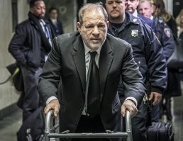 Разорвали контракт рекламный, это цветочки. Вот у этих парней ягодки.
Кевин Спейси и Харви Вайнштейн.