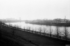 добавлю 

Вид с набережной Тараса Шевченко на Москву-реку 1980 и 2022