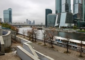 добавлю 

Вид с набережной Тараса Шевченко на Москву-реку 1980 и 2022