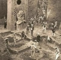 "Исторические фото" - монтаж. А сами "плиты" - стилизованные под Лавкрафта безделушки. (с)