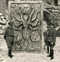 "Исторические фото" - монтаж. А сами "плиты" - стилизованные под Лавкрафта безделушки. (с)