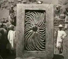 "Исторические фото" - монтаж. А сами "плиты" - стилизованные под Лавкрафта безделушки. (с)