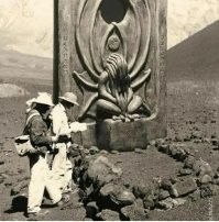 "Исторические фото" - монтаж. А сами "плиты" - стилизованные под Лавкрафта безделушки. (с)