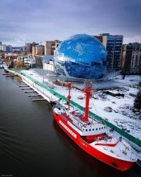 Я не считаю даже симпатичными представленные на ваших фото здания. Может на первом интересное и необычное, но не более того. А вот новый корпус Музея мирового океана действительно выглядит впечатляюще.