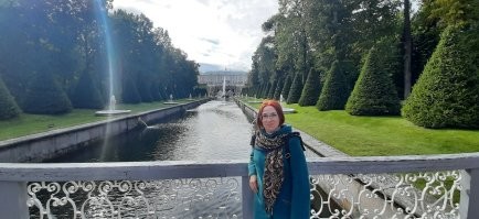 Думаю что слишком много нюансов везде. Погода, сезон, ваше настроение и самочувствие, просто общий настрой и ожидания. Вот осенью ездила в Питер. Многие ругают тамошнюю погоду, иные ругают толпы, некоторые грязь, пробки и кто что. Я была неделю, жила в скромном хостеле, везде ходила сама без экскурсий(кроме обязательных типа Эрмитажа в Золотой кладовой), ездила только общественным транспортом. И мне ВСЁ понравилось. Ну вообще всё. Просто я не ожидала от хостела уровня шестизвёздочной гостиницы. Я не ожидала пустоты в самых значимых музеях и парках страны и даже мира, я ХОТЕЛА увидеть Питер, прикоснуться к истории страны. Я всё это получила. Мне очень понравилось. До сих пор иногда снится как я гуляю по Питеру, Петергофу... Я влюбилась и вернусь. А вот у нас тоже место курортное. И я работаю как раз на обслуживании отдыхающих. Сколько же недовольных понтующихся людей встречаю.... не передать просто. А почему так? А потому что просто хочется понтоваться и отношение лишь такое: я господин-вы обслуга. И ожидание погоды как на Мальдивах, а у нас Балтика- коварная, изменчивая и непредсказуемая. Короче прежде чем ехать, надо узнать что там и как. И не ожидать молочных рек, кисельных берегов и волшебных эльфов в сказочных городах. Но главное, не вести себя будто вы единственное божество и все обязаны целовать ноги вам просто за то что приехали.