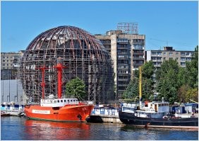 Я не считаю даже симпатичными представленные на ваших фото здания. Может на первом интересное и необычное, но не более того. А вот новый корпус Музея мирового океана действительно выглядит впечатляюще.