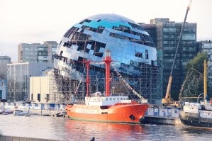 Я не считаю даже симпатичными представленные на ваших фото здания. Может на первом интересное и необычное, но не более того. А вот новый корпус Музея мирового океана действительно выглядит впечатляюще.