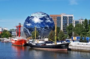 Я не считаю даже симпатичными представленные на ваших фото здания. Может на первом интересное и необычное, но не более того. А вот новый корпус Музея мирового океана действительно выглядит впечатляюще.