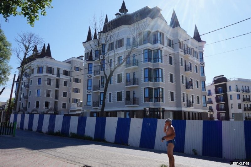 Почитала комменты. Многие ругают строения. А вот я предложила бы оценить будущую гостиницу на берегу моря в нашем городке. В бурные 90-е там пытались на месте немецкого казино построить гостиницу газпромовские ушлые деятели. Получилось то ещё уродище. Но она так и не была достроена. Стояла разваливалась 30 лет. Теперь её разбирают и представили ещё большее уродище!   И вишенка на торте, что обещали санаторий, а теперь уже продают апартаменты. Нормально, чо! И вот не устаю удивляться почему, ПОЧЕМУ эти дебилищи, имея деньги, не хотят построить нечто красивое, запоминающееся, такое, что люди будут ехать именно с желанием посмотреть, сфотографироваться на память рядом с их строением?! А ведь рядом стоит красивый домик, вообще место обалденное- строй красоту на зависть другим. Так нет- построим ху.йню. 
 Вот наглядно. Первое фото газпромовсий шедеврище. Второе фото- фасад будущего уродища. Третье фото- общий вид с панорамой округи. Четвёртое как раз показывает старинное здание по соседству с будущим уродцем. Ещё более подробно историческое здание. А вот несколько примеров современных зданий. На одном фото ещё забор, но сейчас там очень красиво, здания не похожи один в один и всё очень гармонично. Дальше тоже очень красивый комлекс построили, нет фотки. А последнее здание-новодел на месте старинной гостиницы. Воспроизвели близко к разрушенному старинному оригиналу, но с небольшими отличиями, которые даже ещё больше украсили здание. Ведь могут же, если хотят и даже большие, многоэтажные. Так почему же на таком знаковом для нашего курортного города месте, решили строить такое уродище?! 
 А вы ругаете тут в посте очень даже интересные здания. Не все, но тут есть очень неплохие, необычные, которые уж точно лучше нашей будущей достопримечательности уродства.