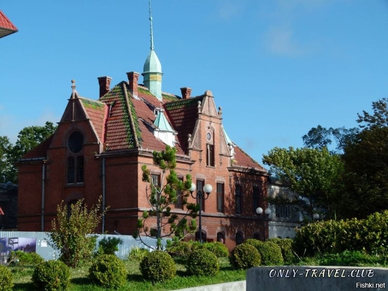 Почитала комменты. Многие ругают строения. А вот я предложила бы оценить будущую гостиницу на берегу моря в нашем городке. В бурные 90-е там пытались на месте немецкого казино построить гостиницу газпромовские ушлые деятели. Получилось то ещё уродище. Но она так и не была достроена. Стояла разваливалась 30 лет. Теперь её разбирают и представили ещё большее уродище!   И вишенка на торте, что обещали санаторий, а теперь уже продают апартаменты. Нормально, чо! И вот не устаю удивляться почему, ПОЧЕМУ эти дебилищи, имея деньги, не хотят построить нечто красивое, запоминающееся, такое, что люди будут ехать именно с желанием посмотреть, сфотографироваться на память рядом с их строением?! А ведь рядом стоит красивый домик, вообще место обалденное- строй красоту на зависть другим. Так нет- построим ху.йню. 
 Вот наглядно. Первое фото газпромовсий шедеврище. Второе фото- фасад будущего уродища. Третье фото- общий вид с панорамой округи. Четвёртое как раз показывает старинное здание по соседству с будущим уродцем. Ещё более подробно историческое здание. А вот несколько примеров современных зданий. На одном фото ещё забор, но сейчас там очень красиво, здания не похожи один в один и всё очень гармонично. Дальше тоже очень красивый комлекс построили, нет фотки. А последнее здание-новодел на месте старинной гостиницы. Воспроизвели близко к разрушенному старинному оригиналу, но с небольшими отличиями, которые даже ещё больше украсили здание. Ведь могут же, если хотят и даже большие, многоэтажные. Так почему же на таком знаковом для нашего курортного города месте, решили строить такое уродище?! 
 А вы ругаете тут в посте очень даже интересные здания. Не все, но тут есть очень неплохие, необычные, которые уж точно лучше нашей будущей достопримечательности уродства.