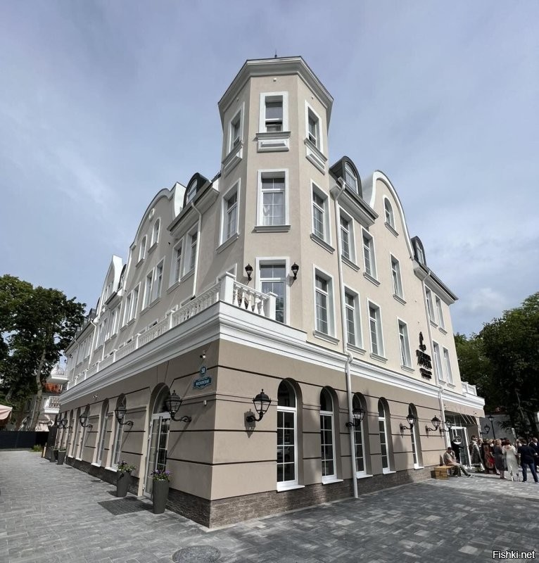 Почитала комменты. Многие ругают строения. А вот я предложила бы оценить будущую гостиницу на берегу моря в нашем городке. В бурные 90-е там пытались на месте немецкого казино построить гостиницу газпромовские ушлые деятели. Получилось то ещё уродище. Но она так и не была достроена. Стояла разваливалась 30 лет. Теперь её разбирают и представили ещё большее уродище!   И вишенка на торте, что обещали санаторий, а теперь уже продают апартаменты. Нормально, чо! И вот не устаю удивляться почему, ПОЧЕМУ эти дебилищи, имея деньги, не хотят построить нечто красивое, запоминающееся, такое, что люди будут ехать именно с желанием посмотреть, сфотографироваться на память рядом с их строением?! А ведь рядом стоит красивый домик, вообще место обалденное- строй красоту на зависть другим. Так нет- построим ху.йню. 
 Вот наглядно. Первое фото газпромовсий шедеврище. Второе фото- фасад будущего уродища. Третье фото- общий вид с панорамой округи. Четвёртое как раз показывает старинное здание по соседству с будущим уродцем. Ещё более подробно историческое здание. А вот несколько примеров современных зданий. На одном фото ещё забор, но сейчас там очень красиво, здания не похожи один в один и всё очень гармонично. Дальше тоже очень красивый комлекс построили, нет фотки. А последнее здание-новодел на месте старинной гостиницы. Воспроизвели близко к разрушенному старинному оригиналу, но с небольшими отличиями, которые даже ещё больше украсили здание. Ведь могут же, если хотят и даже большие, многоэтажные. Так почему же на таком знаковом для нашего курортного города месте, решили строить такое уродище?! 
 А вы ругаете тут в посте очень даже интересные здания. Не все, но тут есть очень неплохие, необычные, которые уж точно лучше нашей будущей достопримечательности уродства.