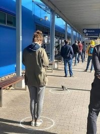 Двусмысленно, т.к. на голове девушки тоже гулька.