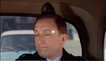 Как правильно надевать каски: сначала маленькую,  а сверху большую.