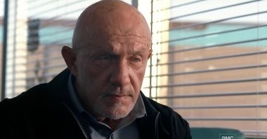 В любой более менее крупной компании, есть служба безопасности, в спектр задач которой входит не только охрана входа и выхода, проверки биографий сотрудников и пресечение промышленного  шпионажа, а так же - обеспечение безопасности главных управленцев и их близких, чтоб не создалось ситуации, когда у коммерческого директора похитили дочь, и шантажом заставляют его подписывать определённые документы, нанимать нужных подрядчиков, сливать информацию итд, тем самым ведя компанию к краху, или сильно вредя финансово.  Ведь по миом обычных лохов, которые отсидели пару лет за кражу, раздобыли себе пистолеты и считают себя нереально-крутыми гангстерами, есть ещё и ОПГ, где серьёзные дядьки, ради денег и власти, могут делать страшные вещи. И ты только дай слабину, они моментально воспользуются твоей уязвимостью, и начнут выкачивать из тебя деньги, заранее прислав тебе отрубленную кисть твоего ребёнка в конверте, чтоб до тебя сразу дошло, что намерения у них серьёзные.
И  наличие такой вот службы безопасности (аналог правительственного ФСО), это не желание или прихоть определённого бизнесмена или руководителя - это регламент бизнес концепции, как персональные пароли, хранение денег в определённых банках. Это протокол безопасности, и хочешь или нет, ты будешь ему подчиняться, потому что  это одно из условий при котором инвесторы несут тебе деньги и они уверены что под давлением ты не сольёшь их каким-нить отморозкам.
Так что Маск - просто пиарится.  Да и папа у него непростой человек (на секундочку владелец шахт с драгоценными камнями в Африке), пока Маск ещё пешком под стол ходил, у папы уже была такая служба, а может даже и своя мини-армия, учитывая то как в Африке ведётся крупный бизнес.