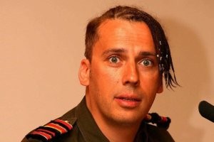 Ну что-то есть. Тубой взгляд, дебильная улыбка и нос длинной со стену плача.