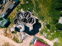 Основная секция состоит из 6 пятиугольников, соединённых между собой.

Где пятиугольники?