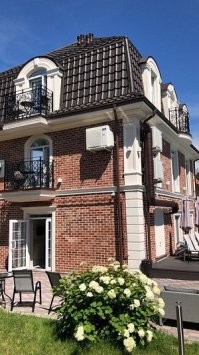 Не очень удачное фото, но там всё очень красиво и гармонично. Как раз такого вида мансарды вполне в стиле европейских построек со средневековья и до наших дней.  Под таким углом просто плохо видно. Такого стиля придерживаются во многих зданиях. Вот чуть иной вид, дворик. Но в живую всё равно красивее.