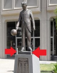 Статуя Николы Теслы не может раздавать Wi-Fi - она же медная, на железобетонном пьедестале. Wi-Fi раздают две антенны рядом со статуей.
Может это и символично, но не интересно.