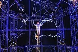 я бы андроида туда вмонтировал бы
чтобы днём он приветсвенно махал рукой раз в час
а вечером устраивал электрошоу