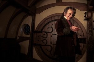 90-летний плотник построил себе нору хоббита