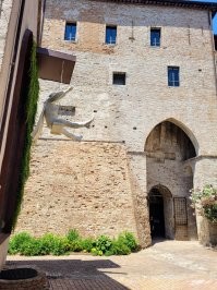 Феллини безусловно был талантливой личностью. Римини был его любимым городом. Два музея Феллини в Римини - дань его таланту. Фото сделаны мной  в июне прошлого года.