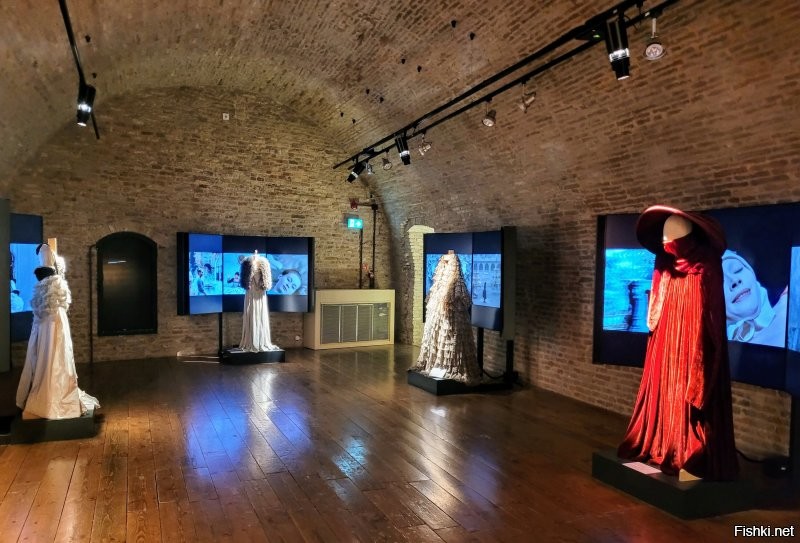 Феллини безусловно был талантливой личностью. Римини был его любимым городом. Два музея Феллини в Римини - дань его таланту. Фото сделаны мной  в июне прошлого года.