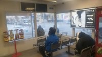 Вот ирония. Автор пишет про обувь а там на экране продают итальянскую так сказать обувь. Ну и кому мне теперь верить.