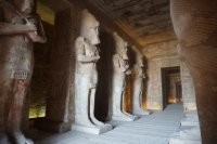 <<< солнечные лучи освещают камеру-обскуру >>>

Какая нахрен камера-обскура, даже в исходном понимании camera obscūra как "тёмная комната"? Там нет абсолютной темноты.



На входе в храм расположен зал с десятью колоннами, изображающих бога Осириса, но с чертами лица фараона Рамзеса II. 





За ним коридор длиной 65 метров и святилище со статуями богов.



Храм спроектирован таким образом, что дважды в год, в 6 часов утра 22 октября и 22 февраля, солнечные лучи проникают в коридор и освещают святилище с четырьмя сидящими статуями Амона, Ра-Хорахти, Птаха (все, как и статуи при входе, с лицами Рамзеса II) и Рамзеса II. 

По 6 минут солнцем освещены изображения Амона и Ра-Хорахти, 12 минут - фигура Рамзеса II (он в центре). На бога Птаха солнце не падает никогда, что символично, т.к. Птах - бог мёртвых. 

О подобной особенности храма узнали в 1874 году в ходе исследования процесса восхода и заката солнца. Для египтян этот день стал целым праздником. Они считают, что именно в этот день на свет появился фараон Рамзес II.