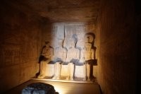 <<< солнечные лучи освещают камеру-обскуру >>>

Какая нахрен камера-обскура, даже в исходном понимании camera obscūra как "тёмная комната"? Там нет абсолютной темноты.



На входе в храм расположен зал с десятью колоннами, изображающих бога Осириса, но с чертами лица фараона Рамзеса II. 





За ним коридор длиной 65 метров и святилище со статуями богов.



Храм спроектирован таким образом, что дважды в год, в 6 часов утра 22 октября и 22 февраля, солнечные лучи проникают в коридор и освещают святилище с четырьмя сидящими статуями Амона, Ра-Хорахти, Птаха (все, как и статуи при входе, с лицами Рамзеса II) и Рамзеса II. 

По 6 минут солнцем освещены изображения Амона и Ра-Хорахти, 12 минут - фигура Рамзеса II (он в центре). На бога Птаха солнце не падает никогда, что символично, т.к. Птах - бог мёртвых. 

О подобной особенности храма узнали в 1874 году в ходе исследования процесса восхода и заката солнца. Для египтян этот день стал целым праздником. Они считают, что именно в этот день на свет появился фараон Рамзес II.