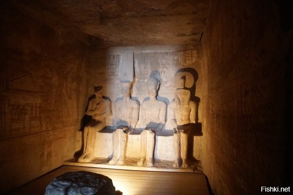 <<< солнечные лучи освещают камеру-обскуру >>>

Какая нахрен камера-обскура, даже в исходном понимании camera obscūra как "тёмная комната"? Там нет абсолютной темноты.



На входе в храм расположен зал с десятью колоннами, изображающих бога Осириса, но с чертами лица фараона Рамзеса II. 





За ним коридор длиной 65 метров и святилище со статуями богов.



Храм спроектирован таким образом, что дважды в год, в 6 часов утра 22 октября и 22 февраля, солнечные лучи проникают в коридор и освещают святилище с четырьмя сидящими статуями Амона, Ра-Хорахти, Птаха (все, как и статуи при входе, с лицами Рамзеса II) и Рамзеса II. 

По 6 минут солнцем освещены изображения Амона и Ра-Хорахти, 12 минут - фигура Рамзеса II (он в центре). На бога Птаха солнце не падает никогда, что символично, т.к. Птах - бог мёртвых. 

О подобной особенности храма узнали в 1874 году в ходе исследования процесса восхода и заката солнца. Для египтян этот день стал целым праздником. Они считают, что именно в этот день на свет появился фараон Рамзес II.