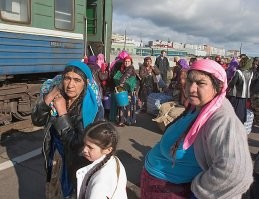Количество цыган, вышедших из Индии (примерно) 1000 лет назад, составляло (примерно) 1000человек. Сейчас их проживает (примерно) 10 000 000 по всей планете. В общем то, весьма эффективную стратегию выбрали, при всех кажущихся минусах - разложить "яйца" во все корзины мира... При этом, вот уже тысячу лет они имеют свою культуру и язык, не растворившись в других народах и этносах.
 Мне вот эта фотография нравится. Много в ней есть чего... И нелегкая жизнь кочевая - цыганская и ужас попутчиков.