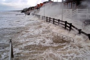 В Питере ветра... Не смешите мои тапки. Там штиль по сравнению с нашими ветрами. Вот влажность такая же.
 С моим сыном служили ребята из Иркутска, Красноярска и дае один был из Уренгоя или что то там рядом. Вот они просто матерились на нашу погоду. Дословно: Как вы бл..дь тут живёте?! А ведь в ту зиму больших морозов и не было. Изредка ненадолго было градусов 12-15 мороза. Но ветра были. Они тут постоянно, особенно на берегу. Ну вот на фото примерно так зимой. Редкое затишье перед этим Новым годом позволило вот такой красотище постоять пару дней. Мороз был около 10 градусов всего. Это из-за влажности тааое получилось.