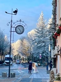 В Питере ветра... Не смешите мои тапки. Там штиль по сравнению с нашими ветрами. Вот влажность такая же.
 С моим сыном служили ребята из Иркутска, Красноярска и дае один был из Уренгоя или что то там рядом. Вот они просто матерились на нашу погоду. Дословно: Как вы бл..дь тут живёте?! А ведь в ту зиму больших морозов и не было. Изредка ненадолго было градусов 12-15 мороза. Но ветра были. Они тут постоянно, особенно на берегу. Ну вот на фото примерно так зимой. Редкое затишье перед этим Новым годом позволило вот такой красотище постоять пару дней. Мороз был около 10 градусов всего. Это из-за влажности тааое получилось.