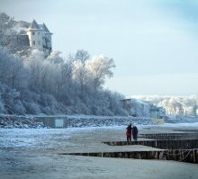 В Питере ветра... Не смешите мои тапки. Там штиль по сравнению с нашими ветрами. Вот влажность такая же.
 С моим сыном служили ребята из Иркутска, Красноярска и дае один был из Уренгоя или что то там рядом. Вот они просто матерились на нашу погоду. Дословно: Как вы бл..дь тут живёте?! А ведь в ту зиму больших морозов и не было. Изредка ненадолго было градусов 12-15 мороза. Но ветра были. Они тут постоянно, особенно на берегу. Ну вот на фото примерно так зимой. Редкое затишье перед этим Новым годом позволило вот такой красотище постоять пару дней. Мороз был около 10 градусов всего. Это из-за влажности тааое получилось.