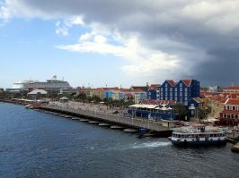 Мост Кёнингин-Эммабрюг в Виллемстаде, Кюрасао. Сам мост связывает две части города и сооружен на лодках. Разводится катером, "отводясь" в бок для прохода круизныйх лайнеров и торговых судов. Приятно покачивается на волнении и поскрипывает.