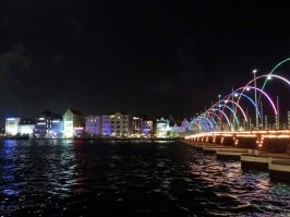 Мост Кёнингин-Эммабрюг в Виллемстаде, Кюрасао. Сам мост связывает две части города и сооружен на лодках. Разводится катером, "отводясь" в бок для прохода круизныйх лайнеров и торговых судов. Приятно покачивается на волнении и поскрипывает.