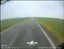 регистратор висит по центру кабины, смотрим моё фото, водитель едет по своей полосе, видим где разделительная, где обочина ..
смотрим ваше фото :
до обочин примерно равное расстояние ..
встреча, практически - на середине