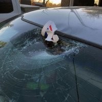 Ну-ну. Скорее всего по стеклу у.е.6.а.л.и., держа в руке пенопластовый стаканчик