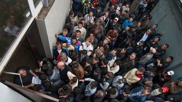 у дверей миграционного центра, есть связь?