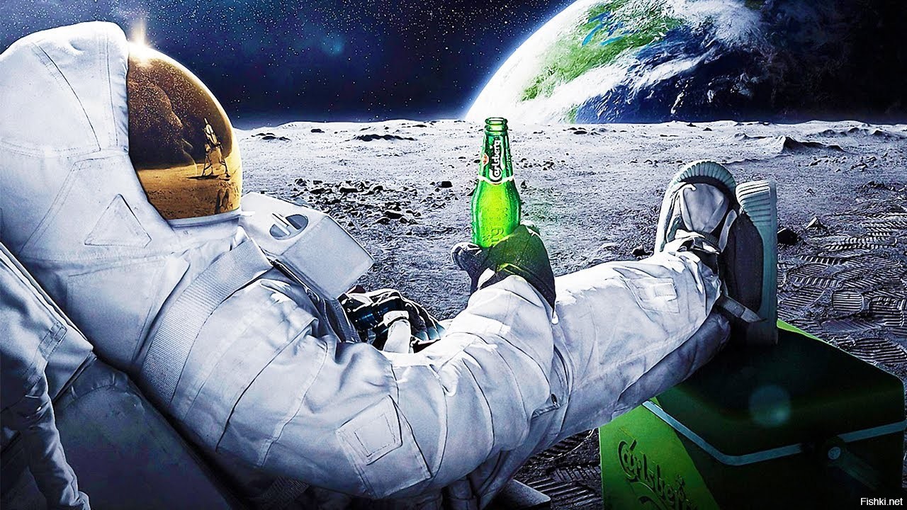 Космонавт пьет пиво на Луне