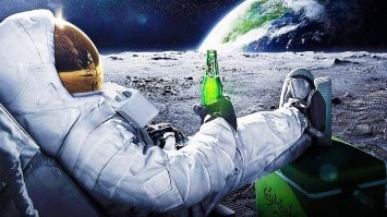 Кстати, та куртка, в которой ОН был на Луне и которая ушла с аукциона за 2,7 млн - она вместо скафандра была?
