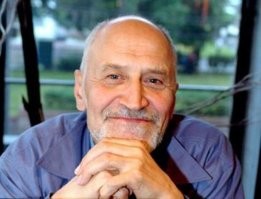 Пьяная посетительница зоопарка в Уссурийске влезла в вольер со львом. Он сделал "кусь"