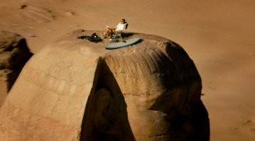 У всего есть цена!!!
Фильм "Телепорт" РЕАЛЬНЫЕ съёмки на голове сфинкса!!!
Компьютерной графики НЕТ... 
Кому интересно посмотрите фильм или погуглите.