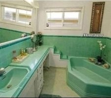 Как зачем лестница? Унитаза же на фото нет.