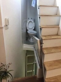 Интересно, в опущенном состоянии эта откидная хрень опирается обо что нибудь?