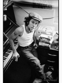 У каждого свои кумиры. У меня Tom Waits.