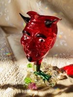 Прищепка внизу как на ёлочных игрушках. Хотя для рождественской ёлки, как бы не подходит по сюжету.